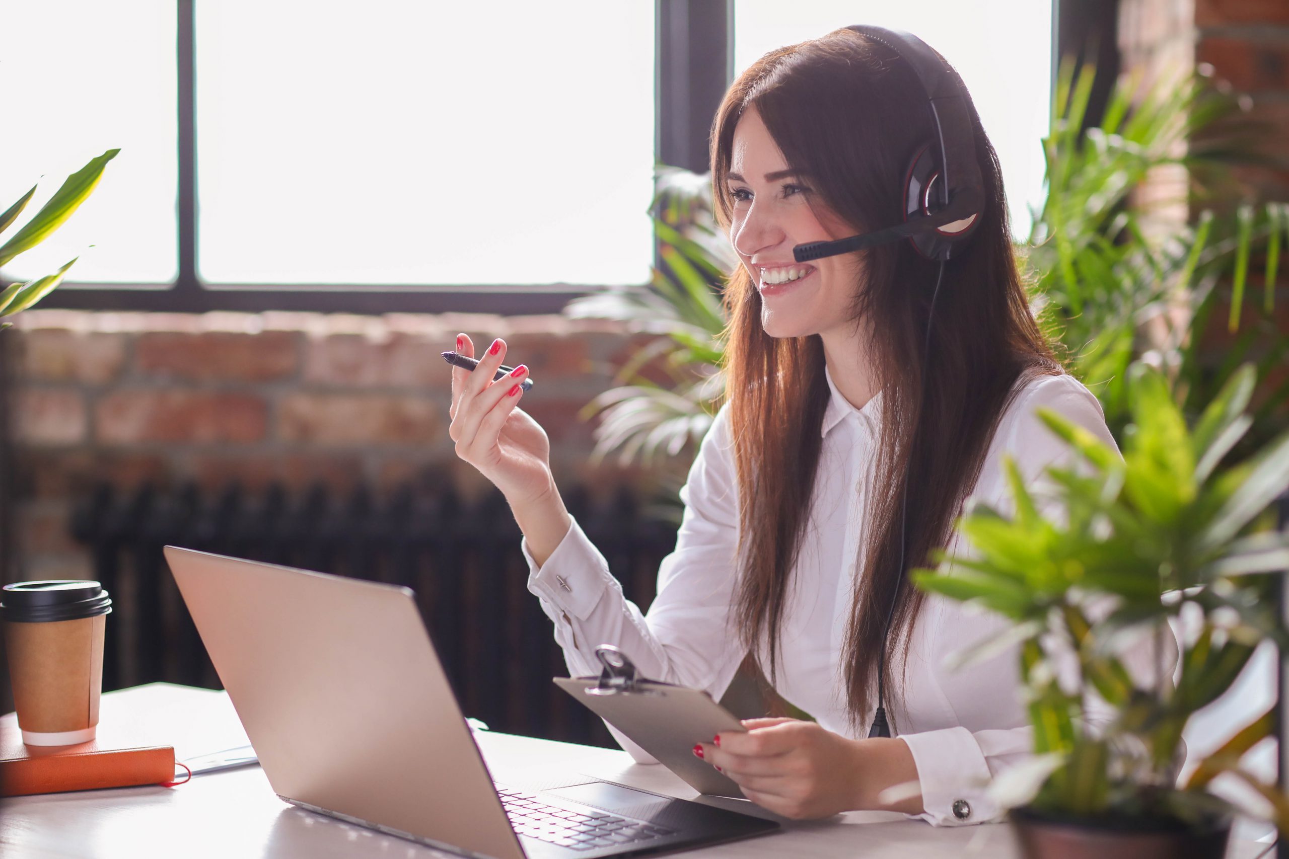 Mujer, escritorio, atención al cliente, llamada